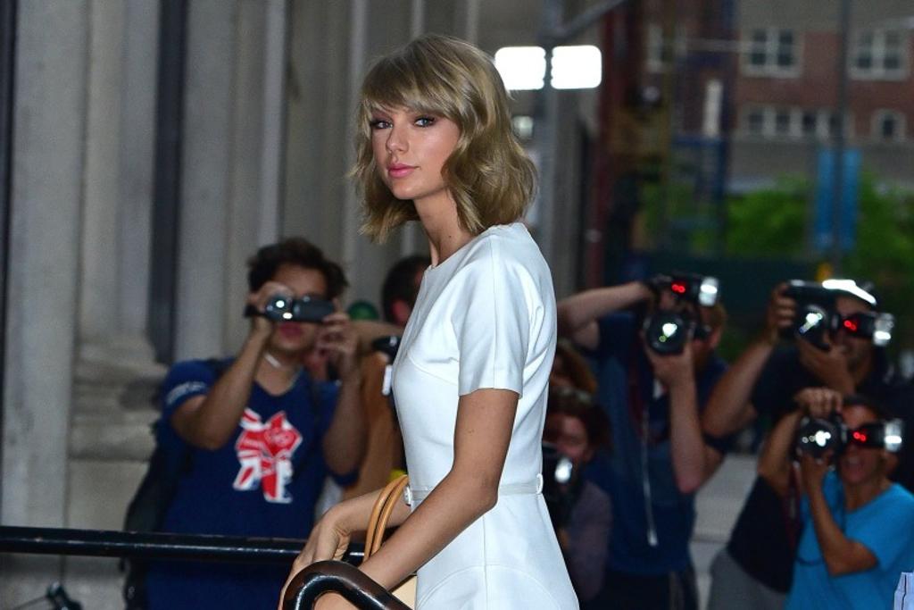 Taylor Swift Hides Paparazzi 