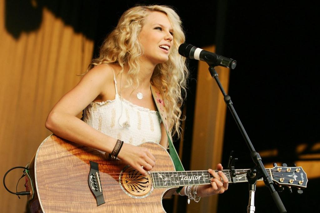 Taylor Swift First Guitar