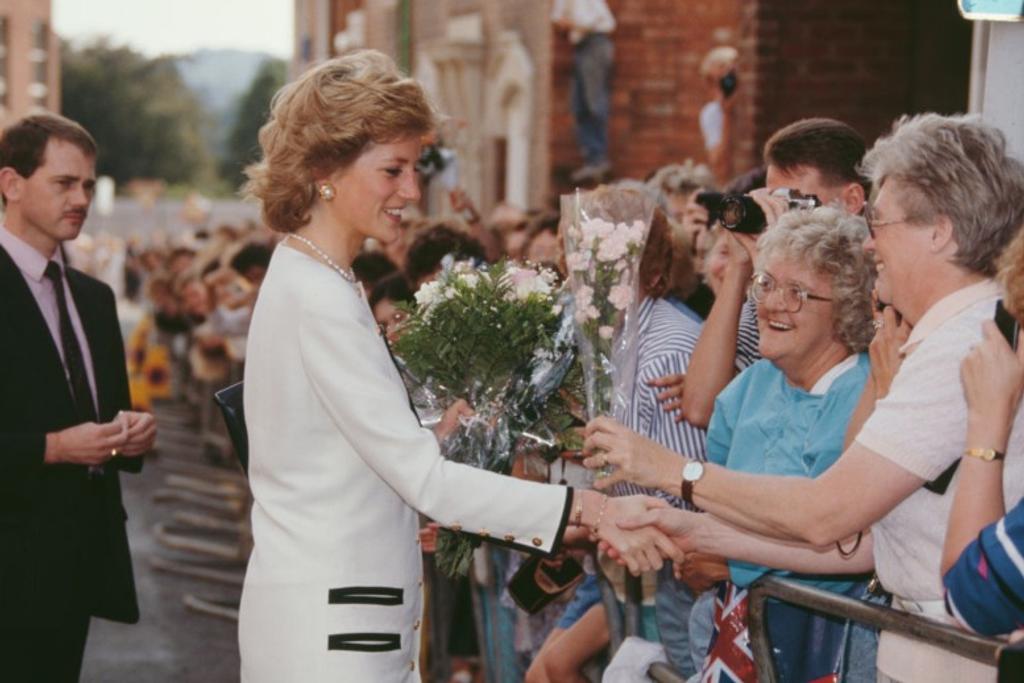 Princess Diana Without Gloves