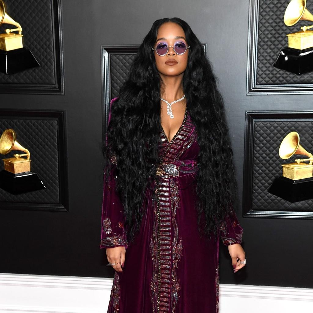 H.E.R. 2021 Grammys Outfit