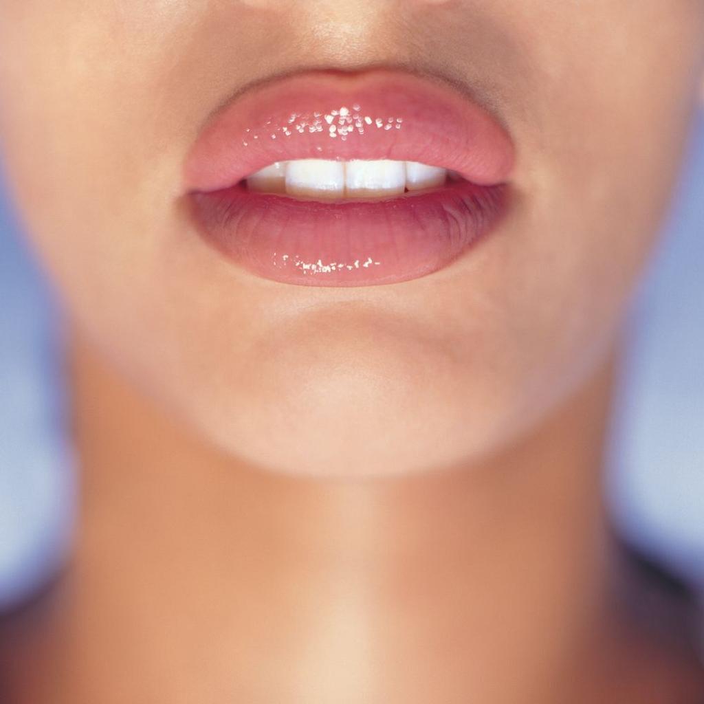 lip blushing beauty trend