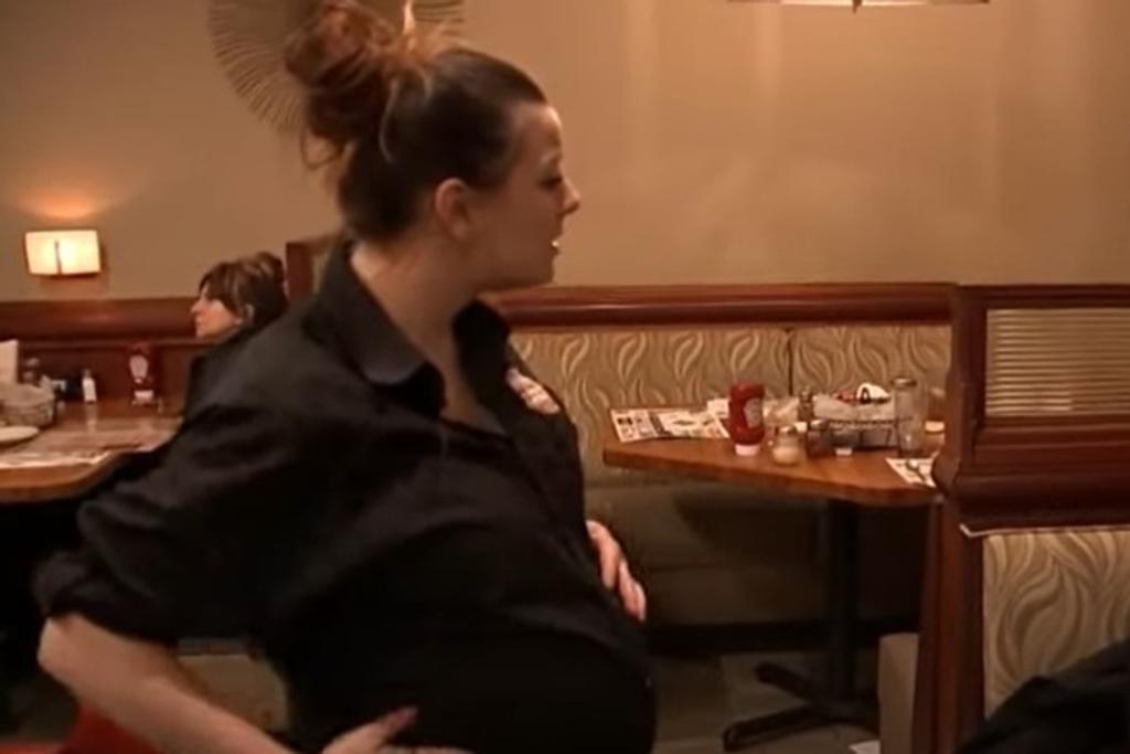 generous tip pregnant waitress
