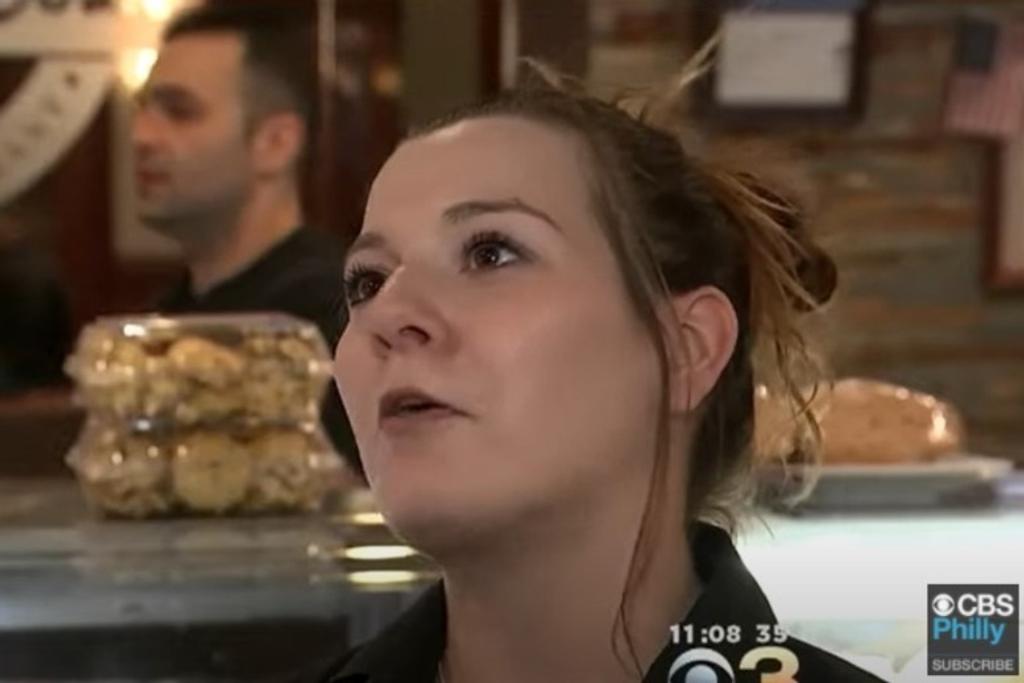 pregnant waitress kind stranger
