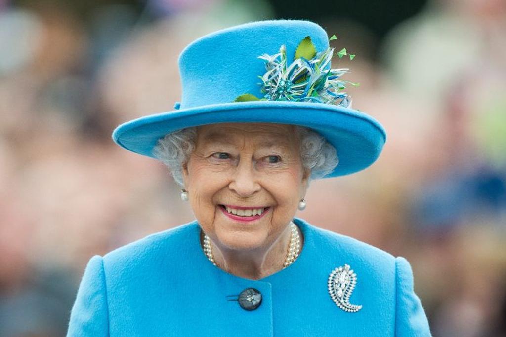 Queen Elizabeth, Bright Suits