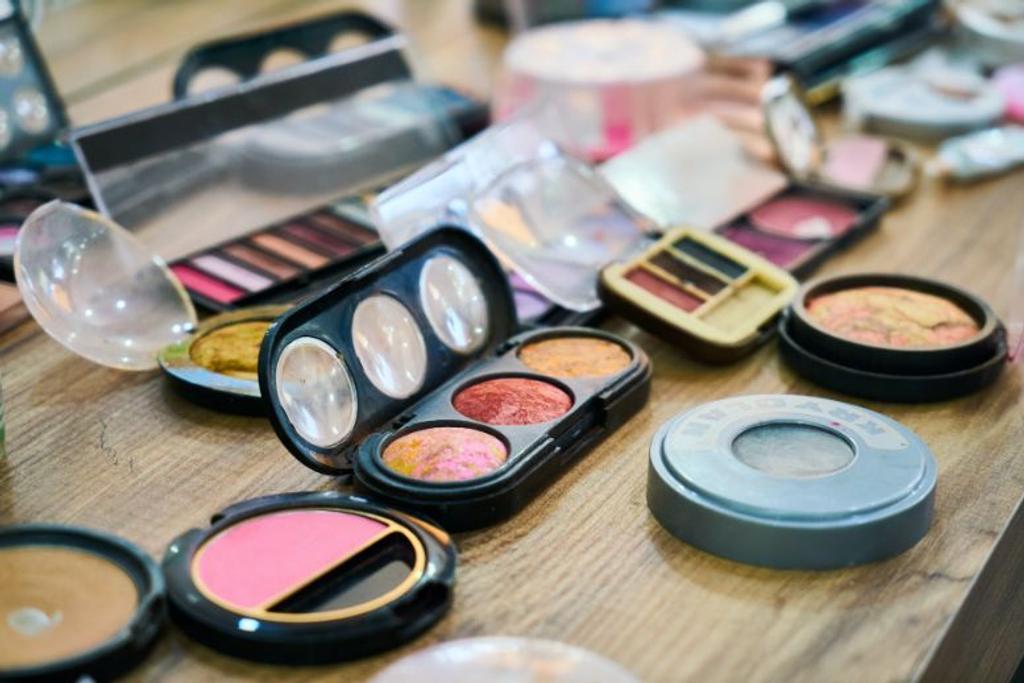 makeup travel packing hacks